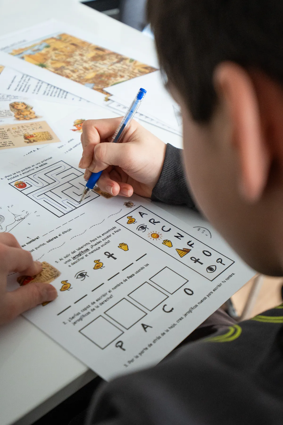 Niño haciendo actividades de Paco el Tomate