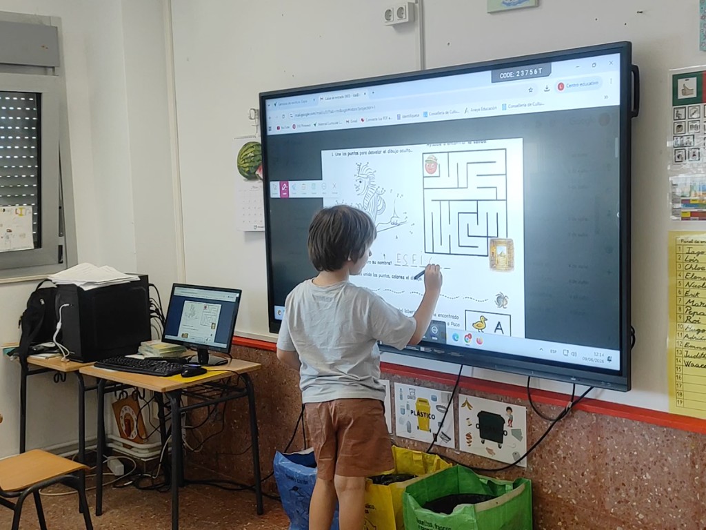 Alumno resolviendo actividades de Paco en la pizarra