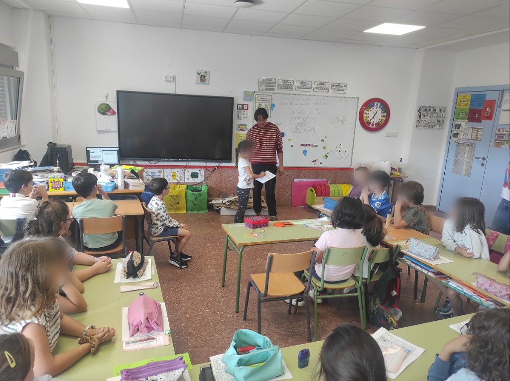 Profe y alumnos trabajando con Paco en el aula