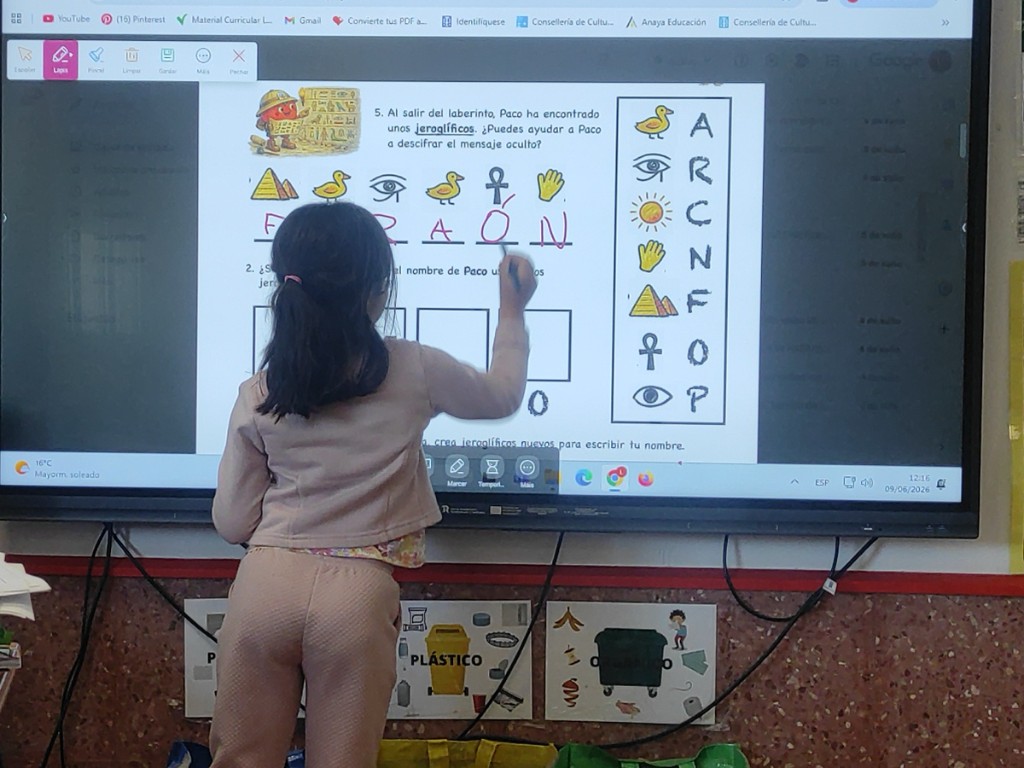 Alumna descifrando jeroglíficos en la pizarra