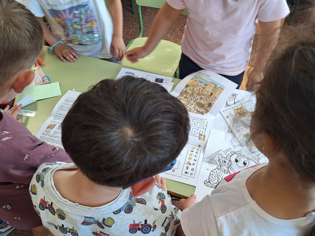 Peques trabajando juntos con las hojas de Paco