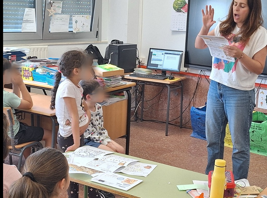 Profesora leyendo la carta de Paco en clase
