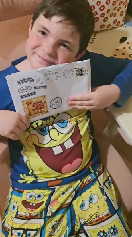 Familia leyendo juntos