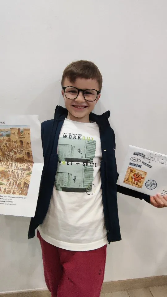 Niño con sobre de carta