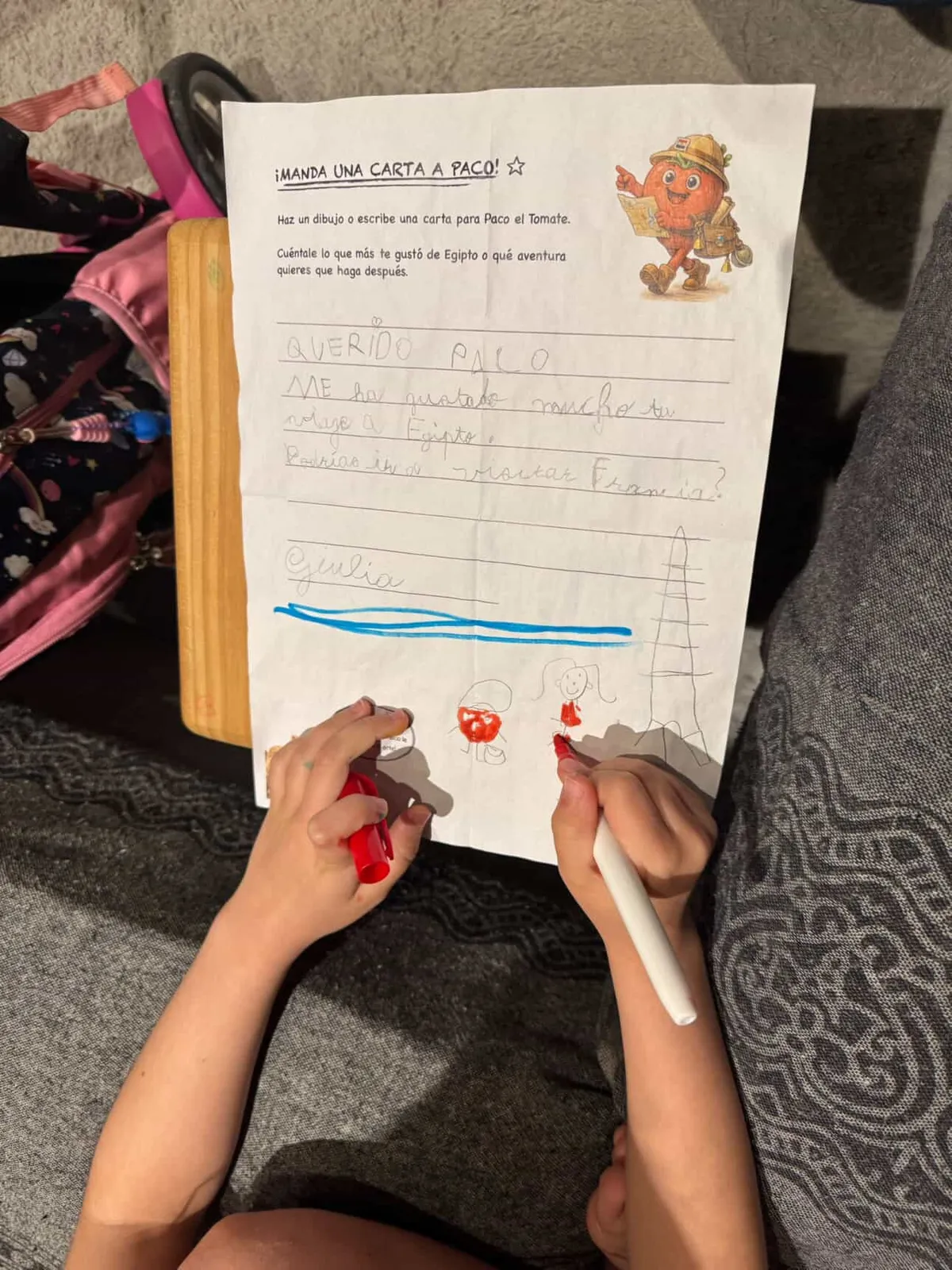 Niño con sobre de carta