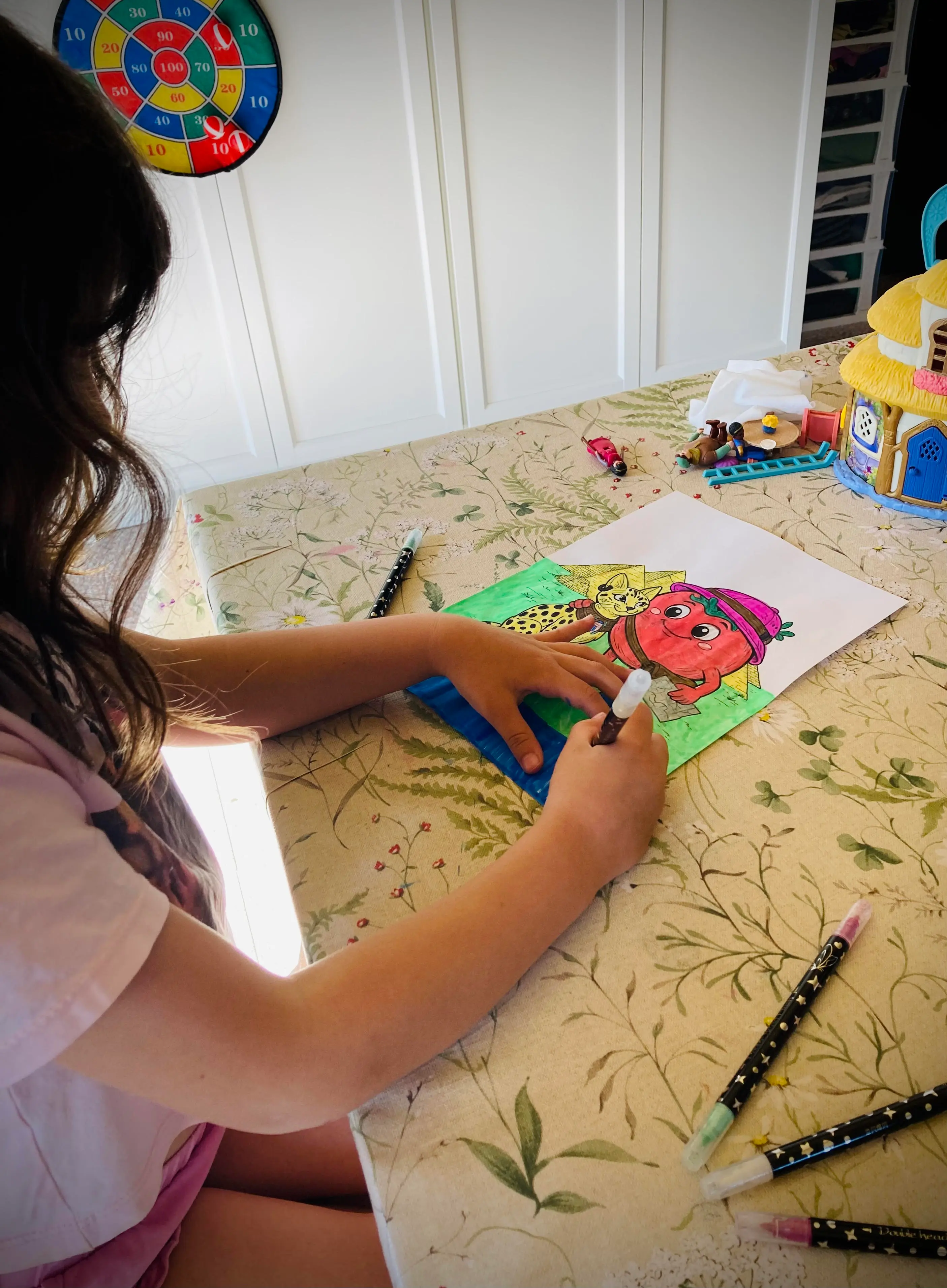 Niña con sobre de carta
