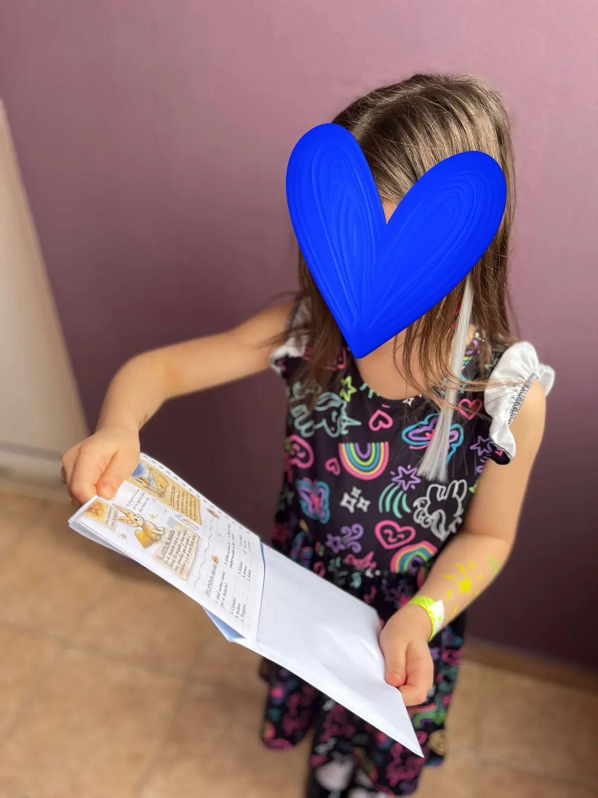 Niño con sobre de carta