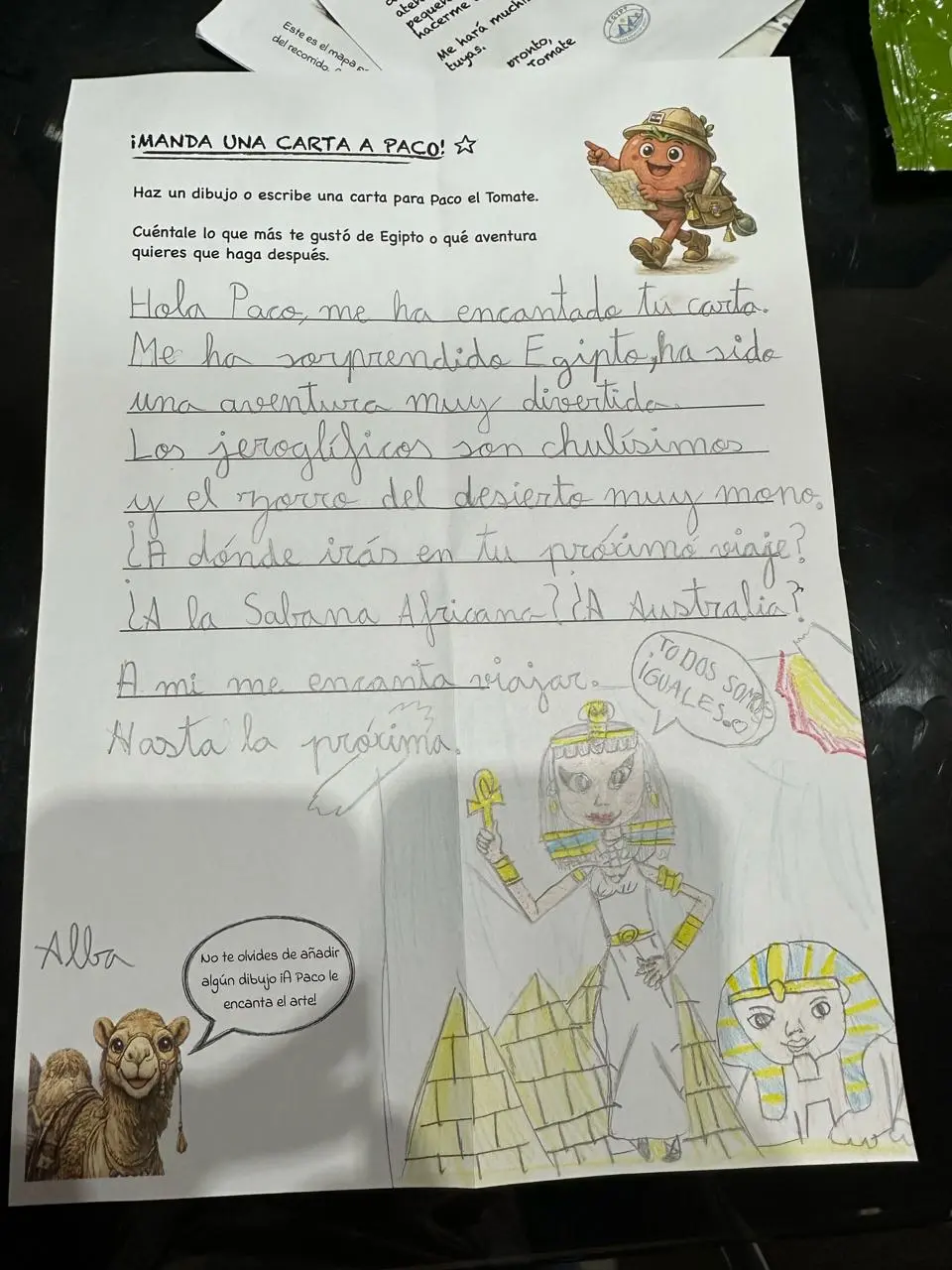 Familia leyendo juntos